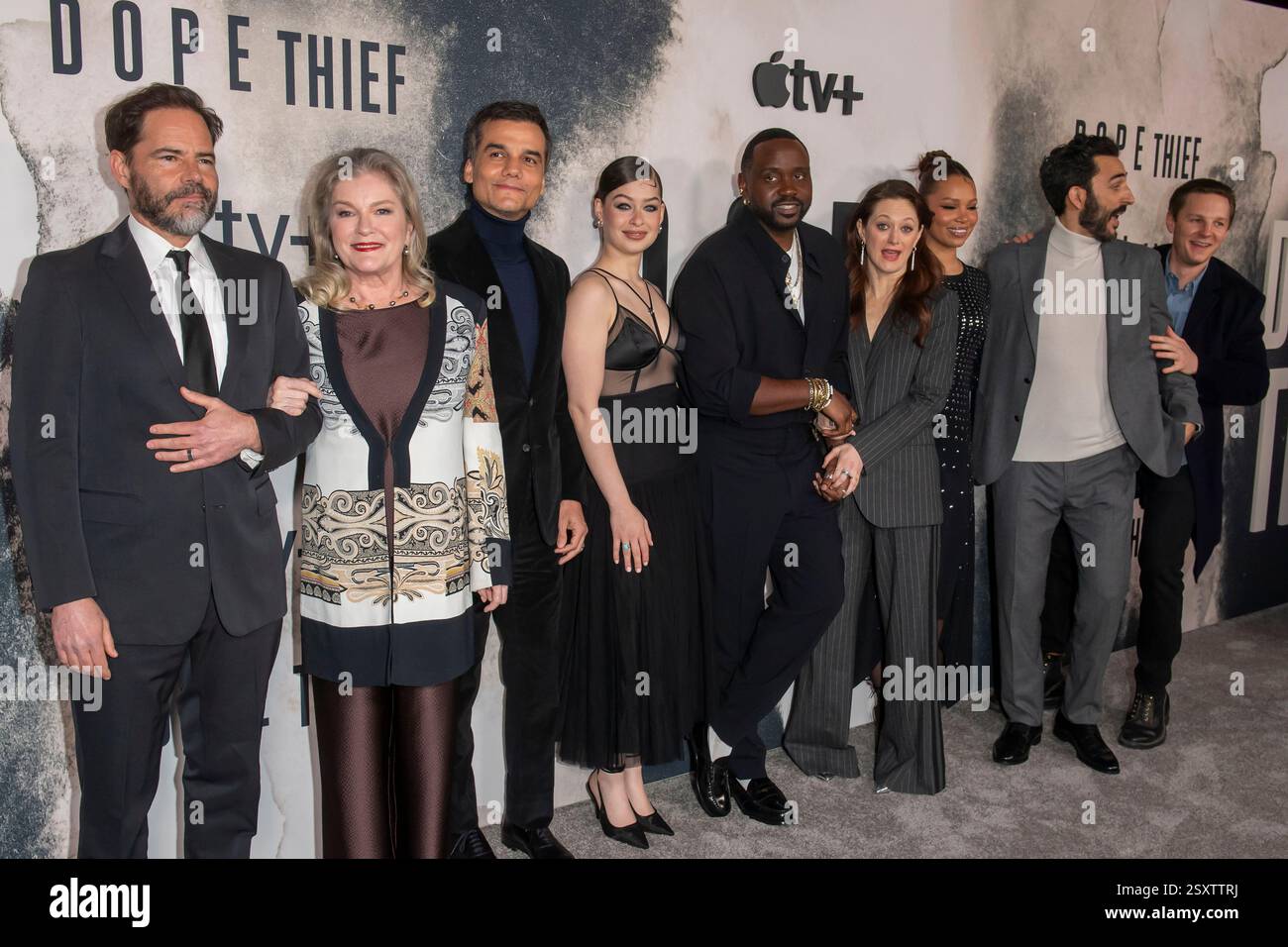 New York, Stati Uniti. 25 febbraio 2025. NEW YORK, NEW YORK - FEBBRAIO 25: (L-R) Peter Craig, Kate Mulgrew, Wagner Moura, Liz Caribel Sierra, Brian Tyree Henry, Marin Ireland, Nesta Cooper, Amir Arison e Will Pullen parteciperanno alla prima della Apple TV 'Dope Thief' Series al Regal Union Square il 25 febbraio 2025 a New York. Crediti: Ron Adar/Alamy Live News Foto Stock