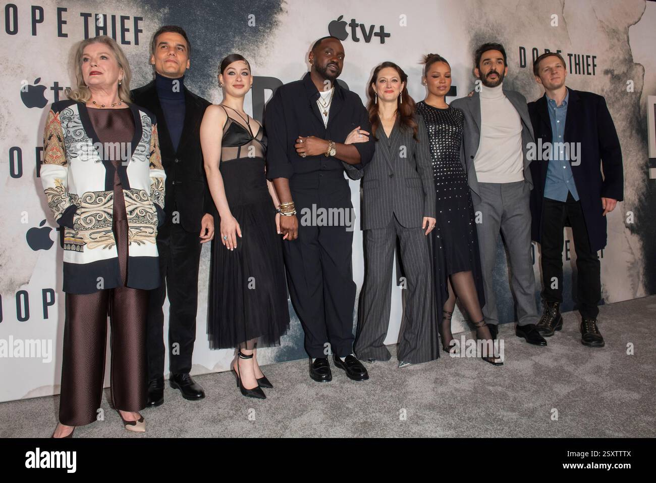 New York, Stati Uniti. 25 febbraio 2025. NEW YORK, NEW YORK - FEBBRAIO 25: (L-R) Kate Mulgrew, Wagner Moura, Liz Caribel Sierra, Brian Tyree Henry, Marin Ireland, Nesta Cooper, Amir Arison e Will Pullen partecipano alla prima della serie "Dope Thief" di Apple TV al Regal Union Square il 25 febbraio 2025 a New York. Crediti: Ron Adar/Alamy Live News Foto Stock