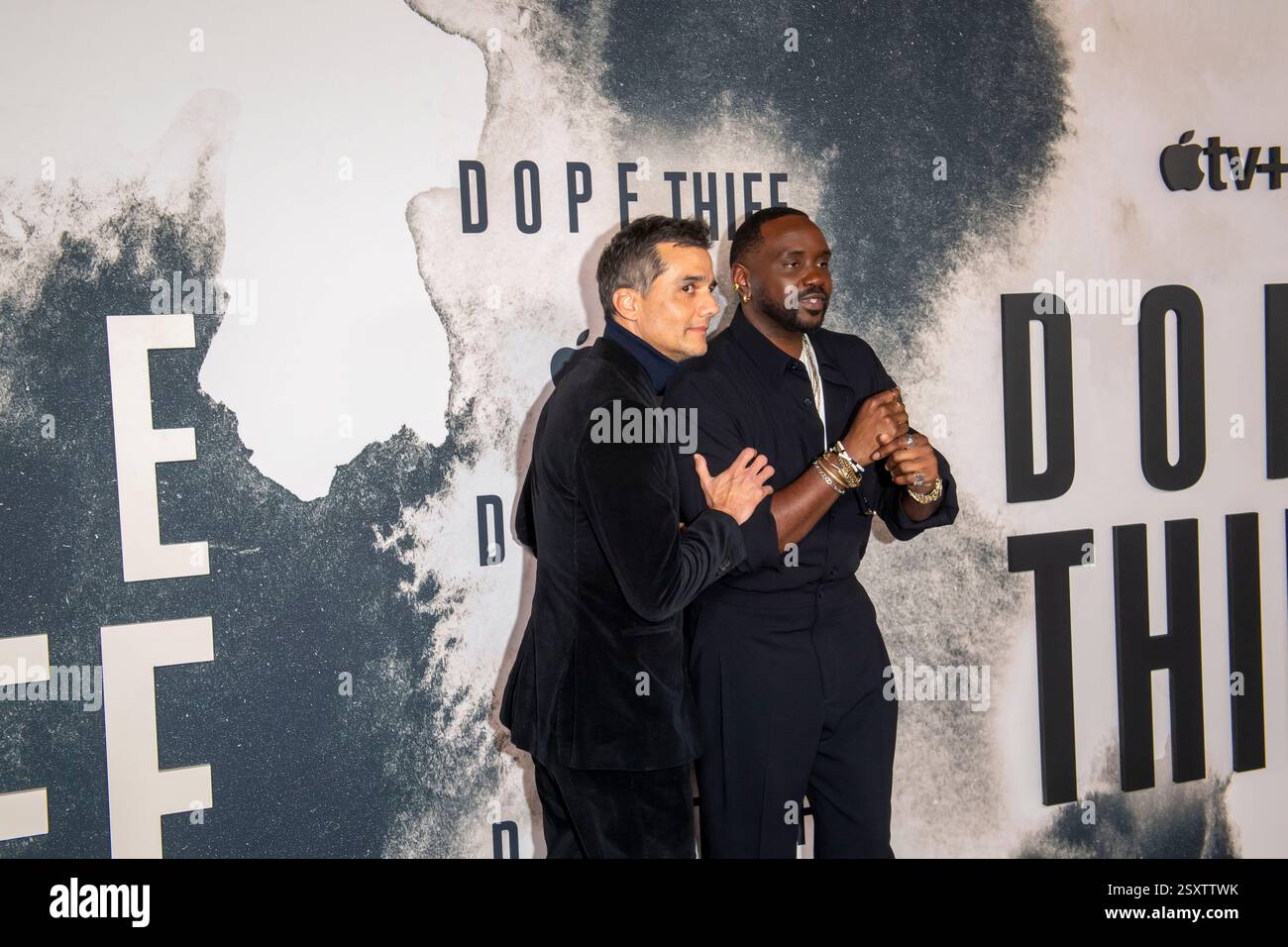 New York, Stati Uniti. 25 febbraio 2025. NEW YORK, NEW YORK - FEBBRAIO 25: (L-R) Wagner Moura e Brian Tyree Henry partecipano alla prima della serie "Dope Thief" di Apple TV al Regal Union Square il 25 febbraio 2025 a New York. Crediti: Ron Adar/Alamy Live News Foto Stock