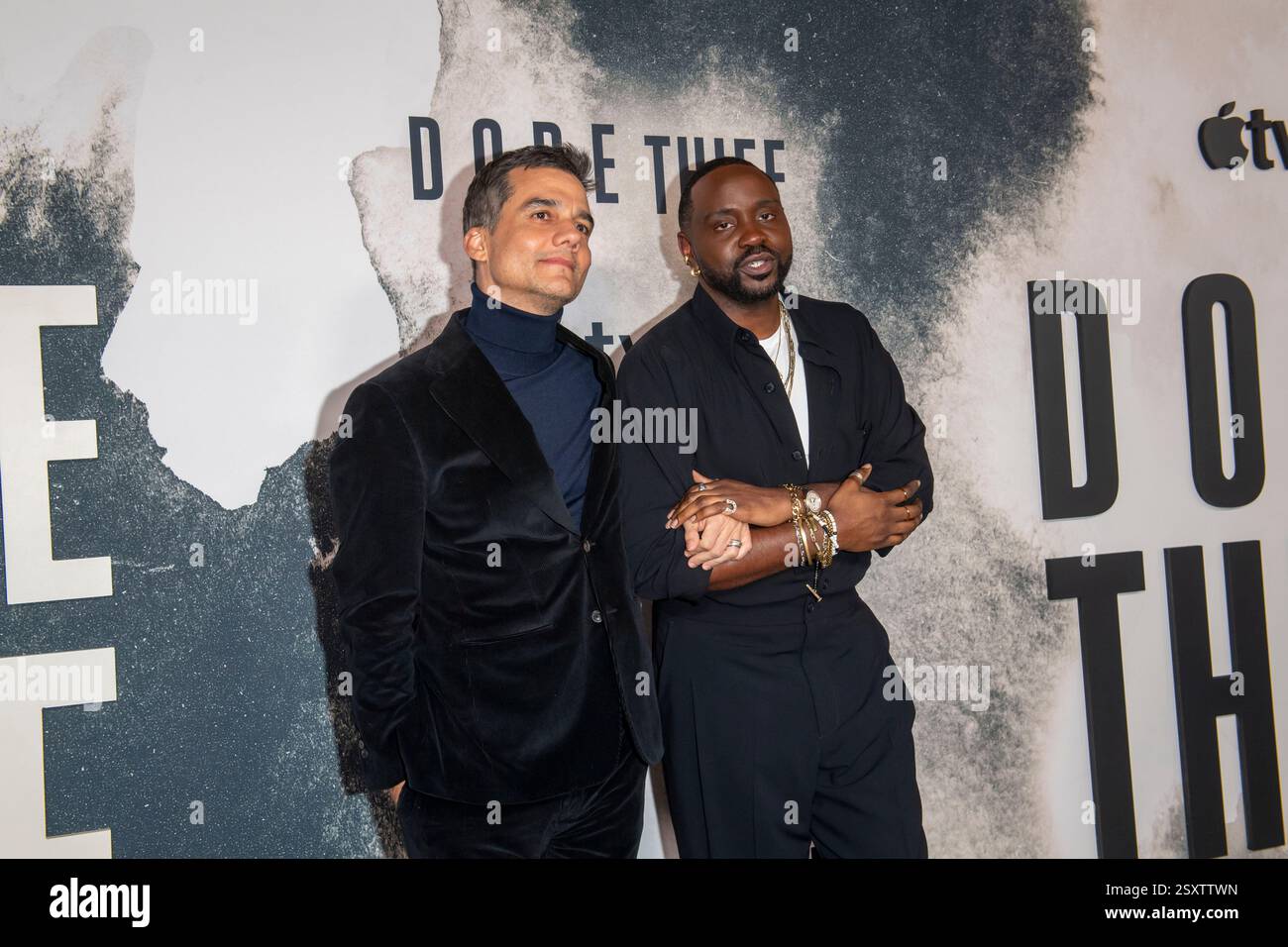 New York, Stati Uniti. 25 febbraio 2025. NEW YORK, NEW YORK - FEBBRAIO 25: (L-R) Wagner Moura e Brian Tyree Henry partecipano alla prima della serie "Dope Thief" di Apple TV al Regal Union Square il 25 febbraio 2025 a New York. Crediti: Ron Adar/Alamy Live News Foto Stock