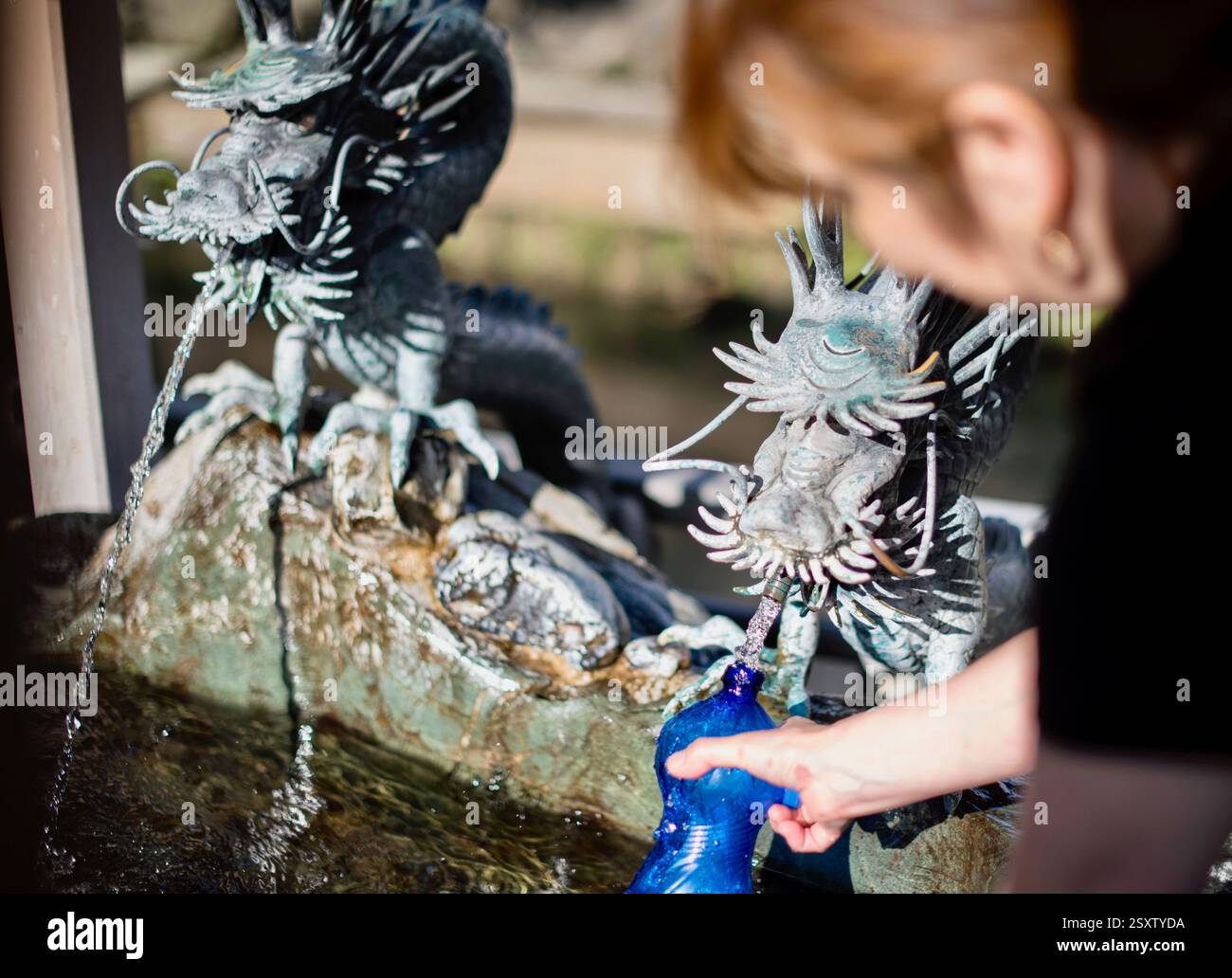 I residenti raccolgono l'acqua sorgiva in una delle sorgenti lungo il fiume Itachi nella città di Toyoma, prefettura di Toyama, Giappone il 13 settembre 2017. Foto Stock