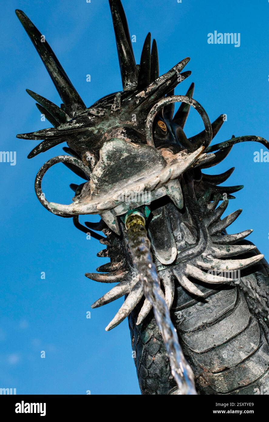 La foto mostra una delle sorgenti decorative lungo il fiume Itachi nella città di Toyoma, prefettura di Toyama, Giappone, il 13 settembre 2017. FOTO DI ROBERT GILHOOLY Foto Stock