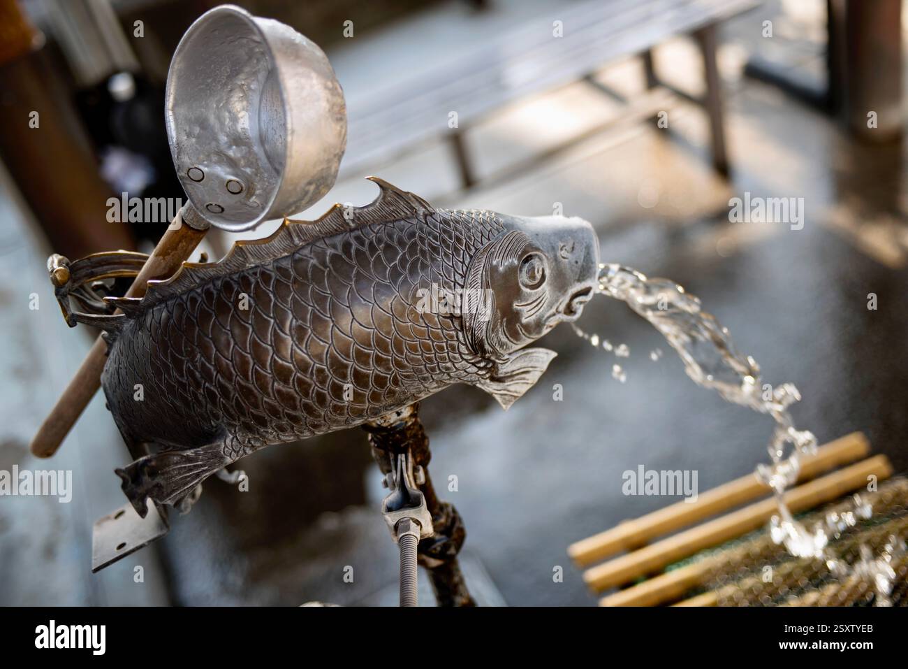 La foto mostra una delle sorgenti decorative sulle rive del fiume Itachi nella città di Toyoma, prefettura di Toyama, Giappone, il 13 settembre 2017. ROBERT GILHOOLY Foto Stock