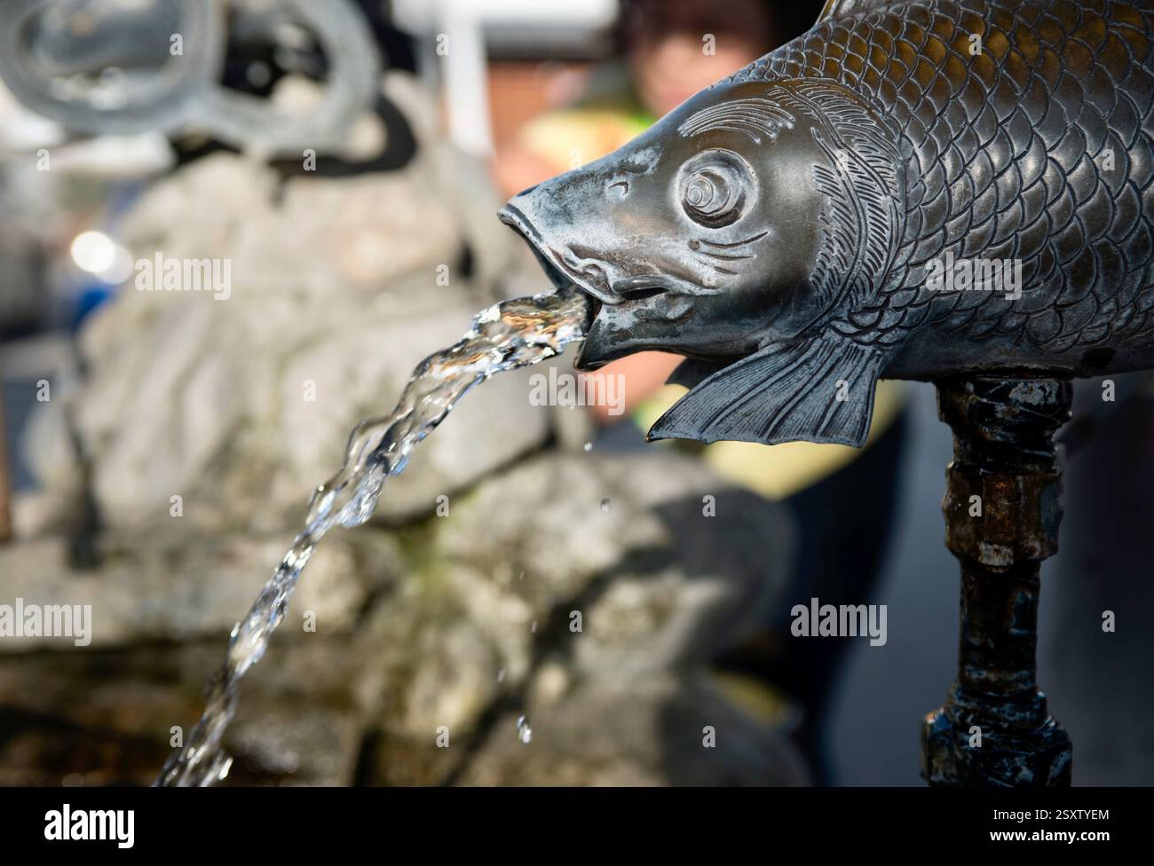 La foto mostra una delle sorgenti decorative sulle rive del fiume Itachi nella città di Toyoma, prefettura di Toyama, Giappone, il 13 settembre 2017. ROBERT GILHOOLY Foto Stock