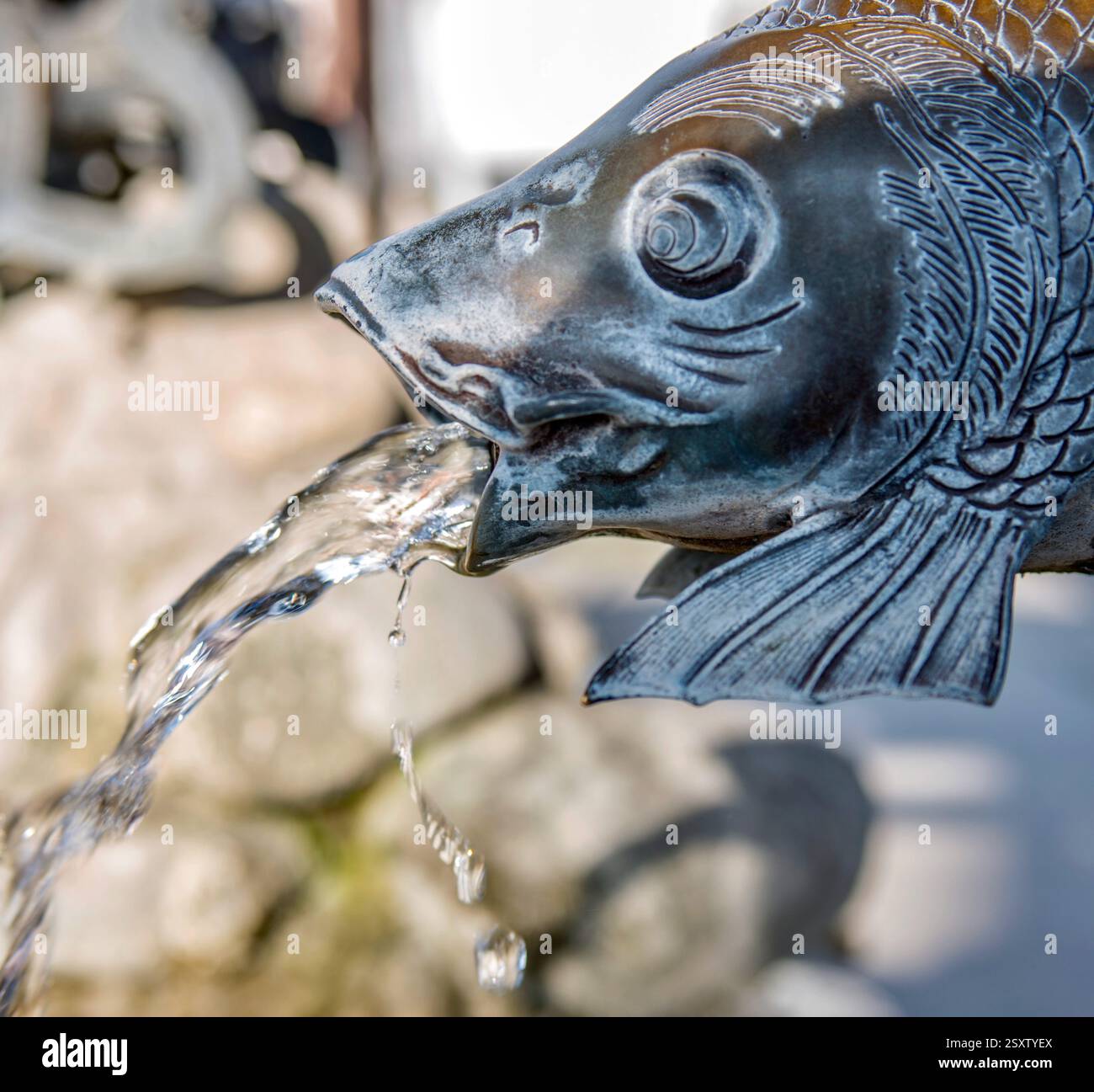 La foto mostra una delle sorgenti decorative sulle rive del fiume Itachi nella città di Toyoma, prefettura di Toyama, Giappone, il 13 settembre 2017. ROBERT GILHOOLY Foto Stock