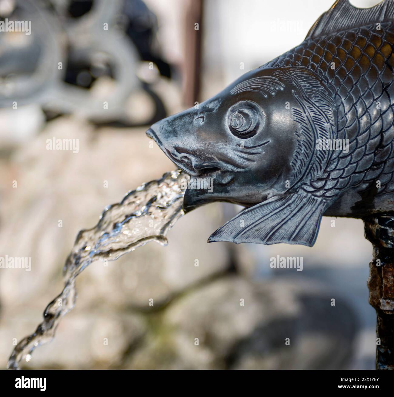 La foto mostra una delle sorgenti decorative sulle rive del fiume Itachi nella città di Toyoma, prefettura di Toyama, Giappone, il 13 settembre 2017. ROBERT GILHOOLY Foto Stock