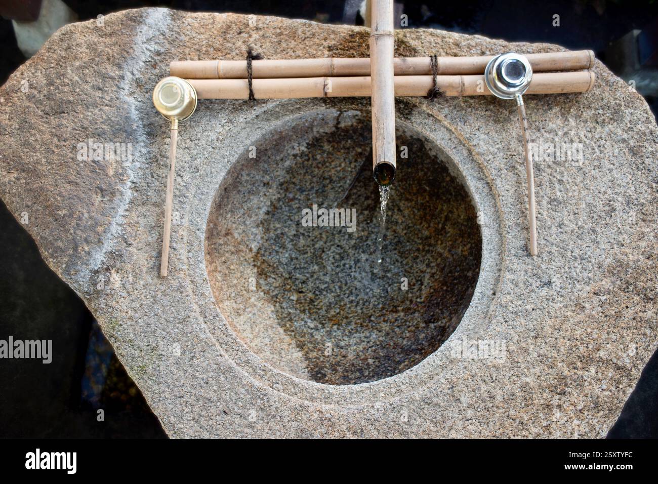 I residenti raccolgono l'acqua sorgiva in una delle sorgenti lungo il fiume Itachi nella città di Toyoma, prefettura di Toyama, Giappone il 13 settembre 2017. ROB GILHOOLY P Foto Stock
