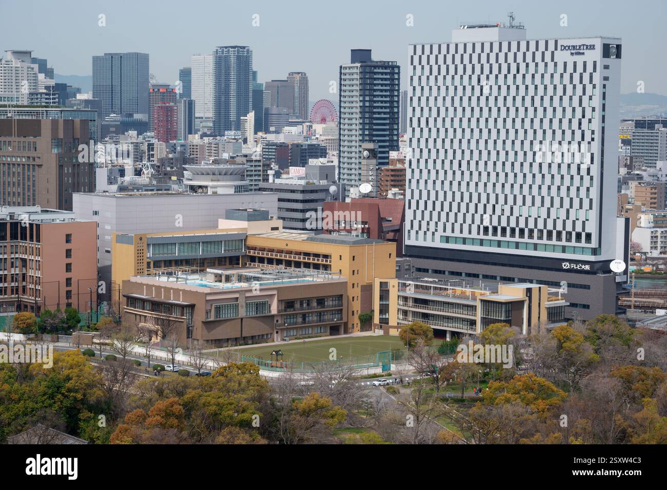 Vista dei grattacieli della città di Osaka catturati dal castello di Osaka, un castello giapponese a Chūō-ku, Osaka, Giappone. Foto Stock
