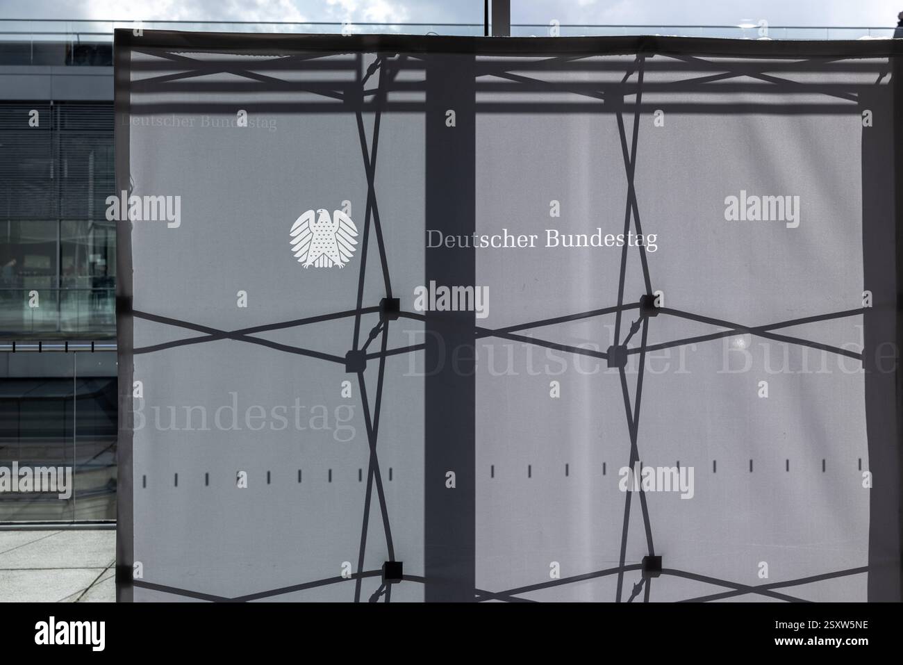 Bundestagsaufsteller auf der Fraktionsebene im Bundestag. Deutschland Berlin AM 25.02.2025: Ein grauer Aufsteller im Bundestag, der als Hintergrund für intervista Dient, Wird von der Sonne von hinten beleuchtet. Man sieht die silhouette des Gerüsts. *** Bundestag stand-up display a livello di gruppo parlamentare nel Bundestag Germania Berlino al 25 02 2025 Un stand-up grigio nel Bundestag, che funge da sfondo per interviste, è illuminato dal sole da dietro la sagoma dell'impalcatura Foto Stock