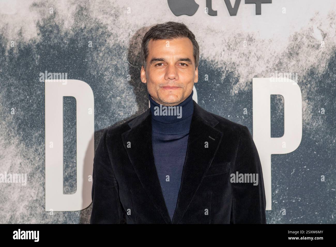 New York, Stati Uniti. 25 febbraio 2025. Wagner Moura partecipa alla prima della serie "ladro di corda" di Apple TV a Regal Union Square. Credito: SOPA Images Limited/Alamy Live News Foto Stock