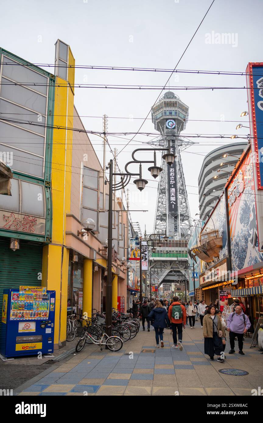 Tsūtenkaku è una torre e un punto di riferimento ben noto di Osaka, Giappone, situata nel quartiere Shinsekai di Naniwa-Ku, Osaka. Foto Stock
