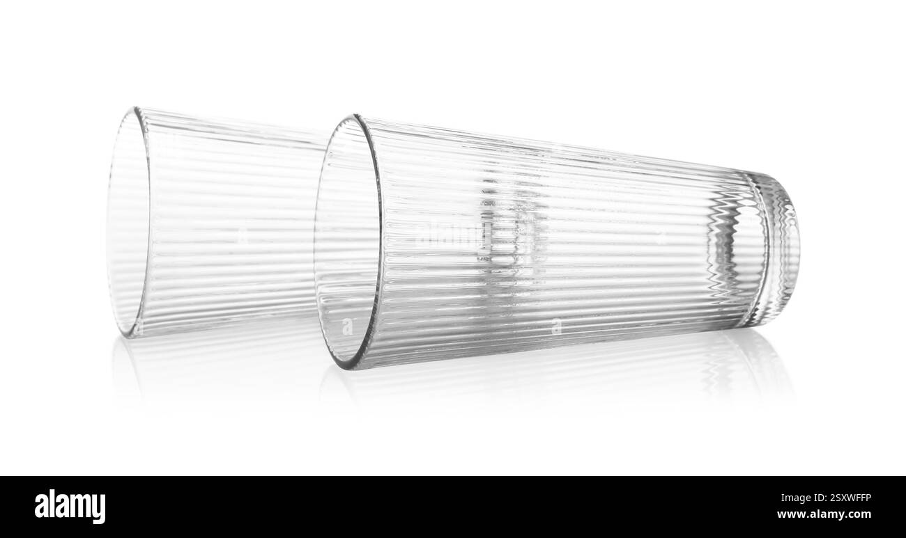 Due bicchieri puliti vuoti isolati su bianco Foto Stock