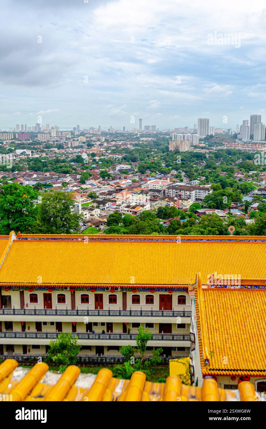 Tempio Kek Lok si e vista panoramica del paesaggio urbano di George Town, Penang, Malesia Foto Stock