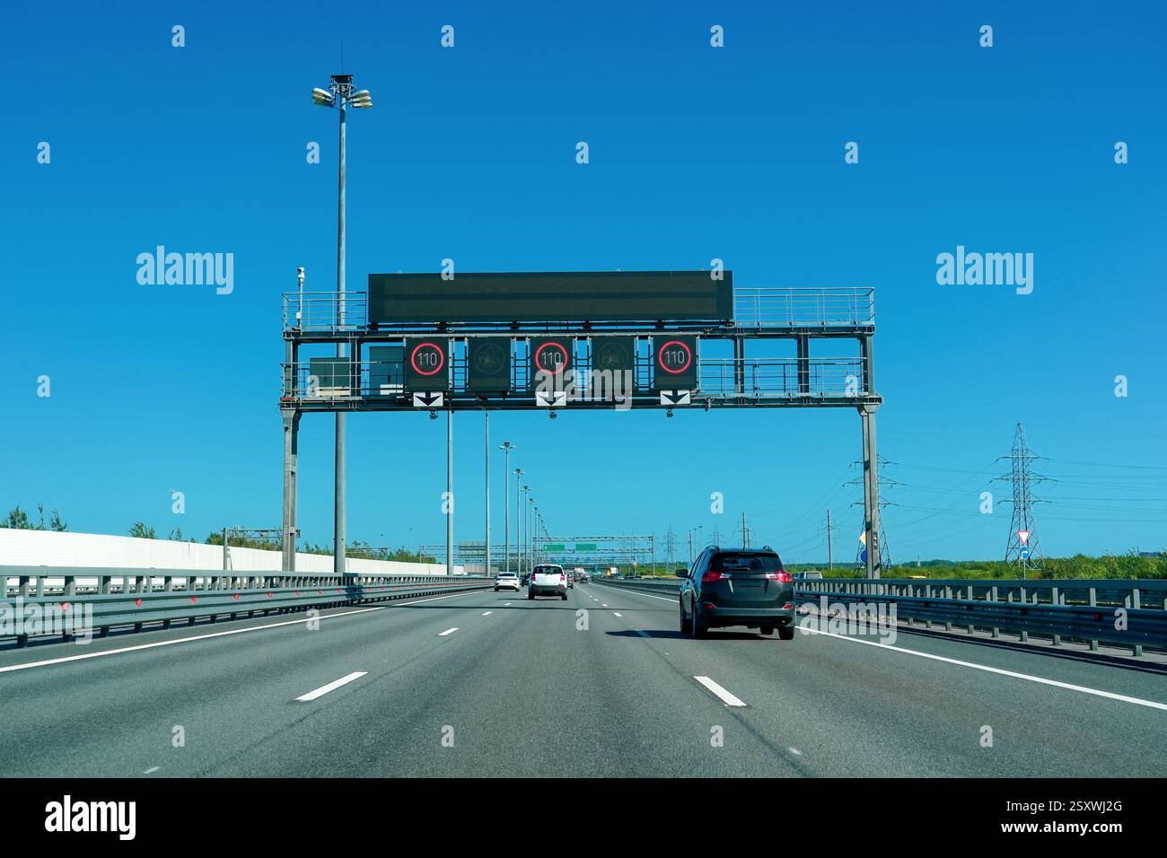 Vista dell'autostrada con scheda elettronica e indicatore di velocità per il movimento del cancello. Foto Stock