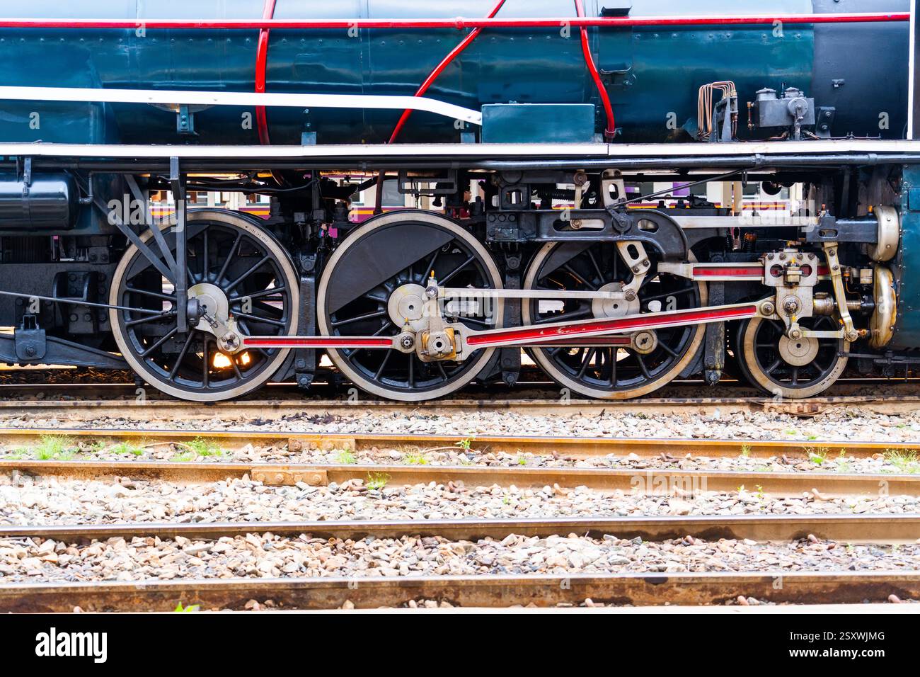 Ruote di una vecchia locomotiva a vapore in stile retrò t rotaia. Foto Stock