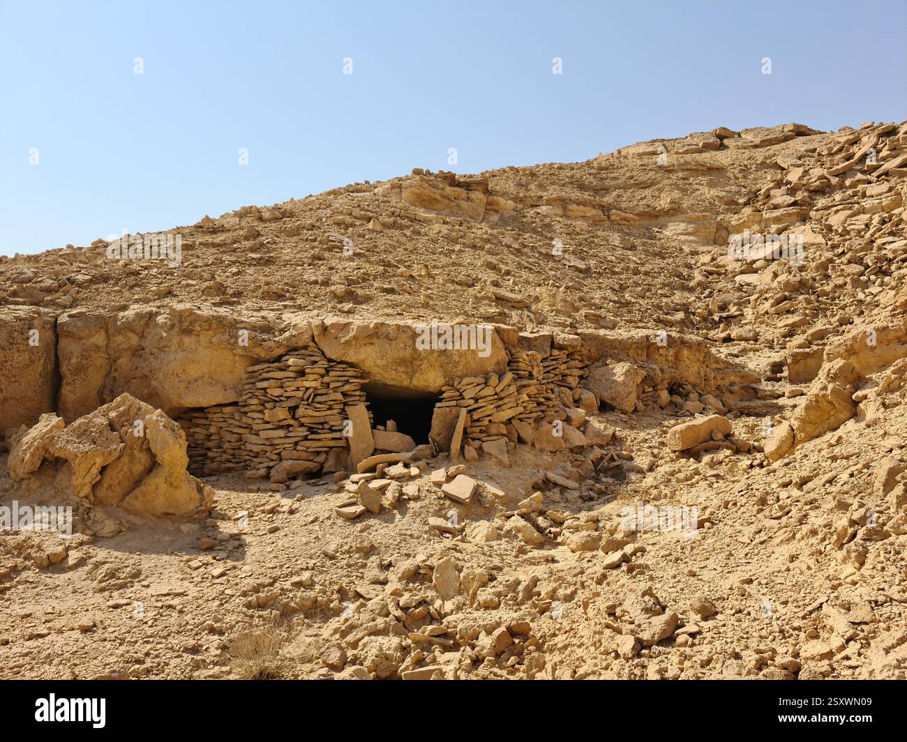Prospettiva di una grotta rocciosa del pastore nel deserto dell'Arabia Saudita Foto Stock
