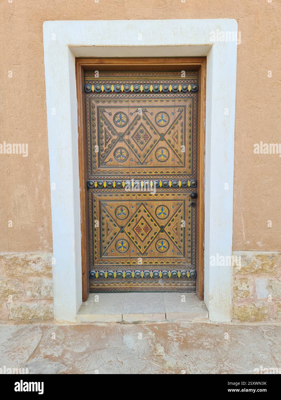 Porta in legno decorato con motivo geometrico Foto Stock