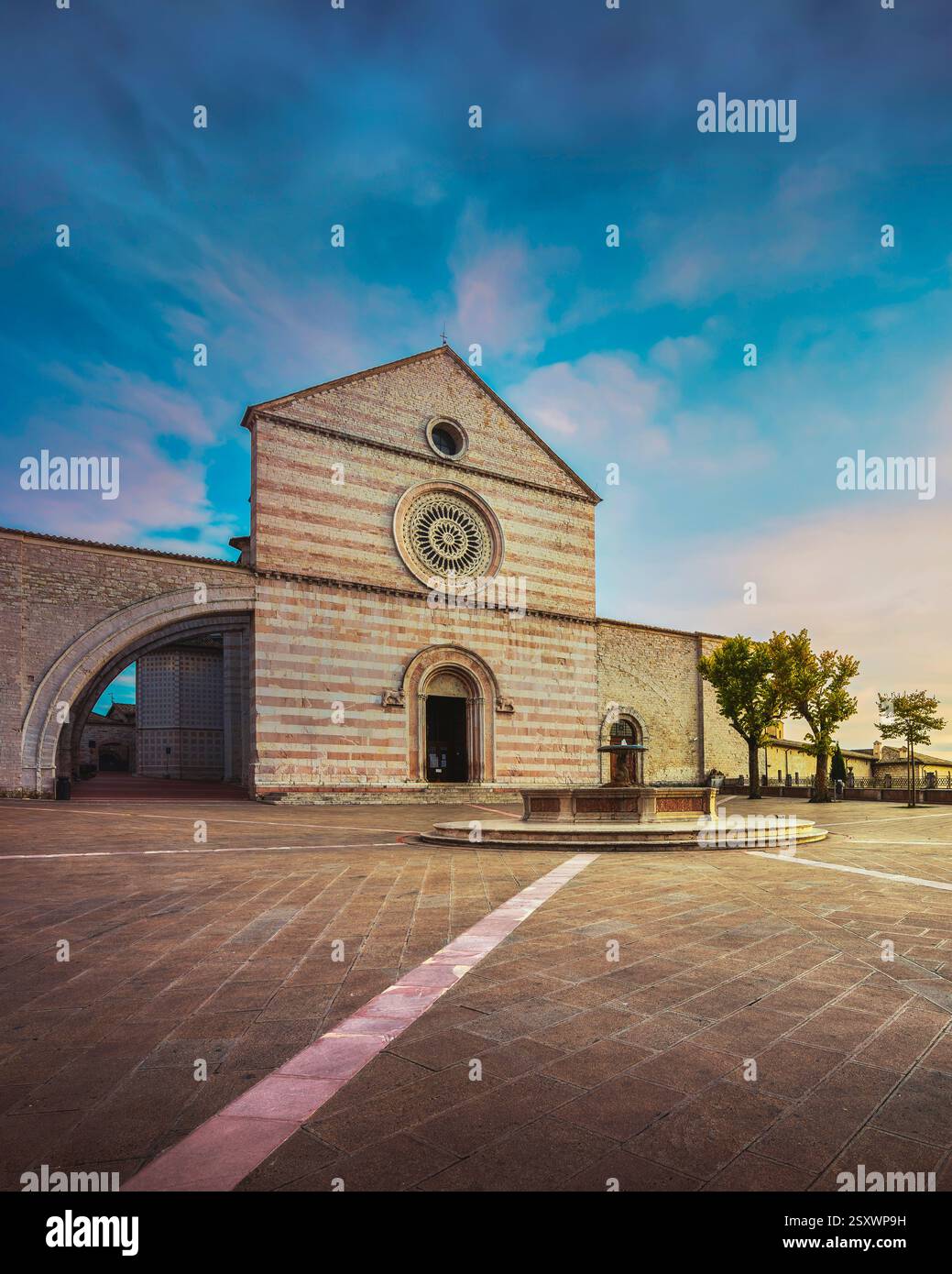 Basilica di Santa chiara al tramonto. Assisi, provincia di Perugia, regione Umbria, Italia, Europa. Foto Stock