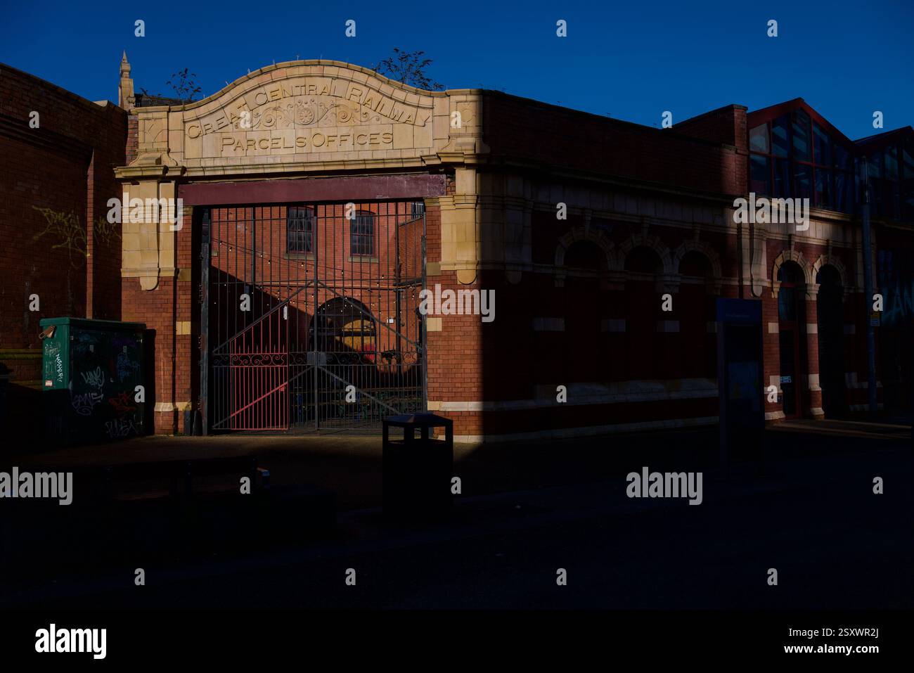 Stazione ferroviaria Old Great Western, ingresso merci, centro città di Leicester. Foto Stock