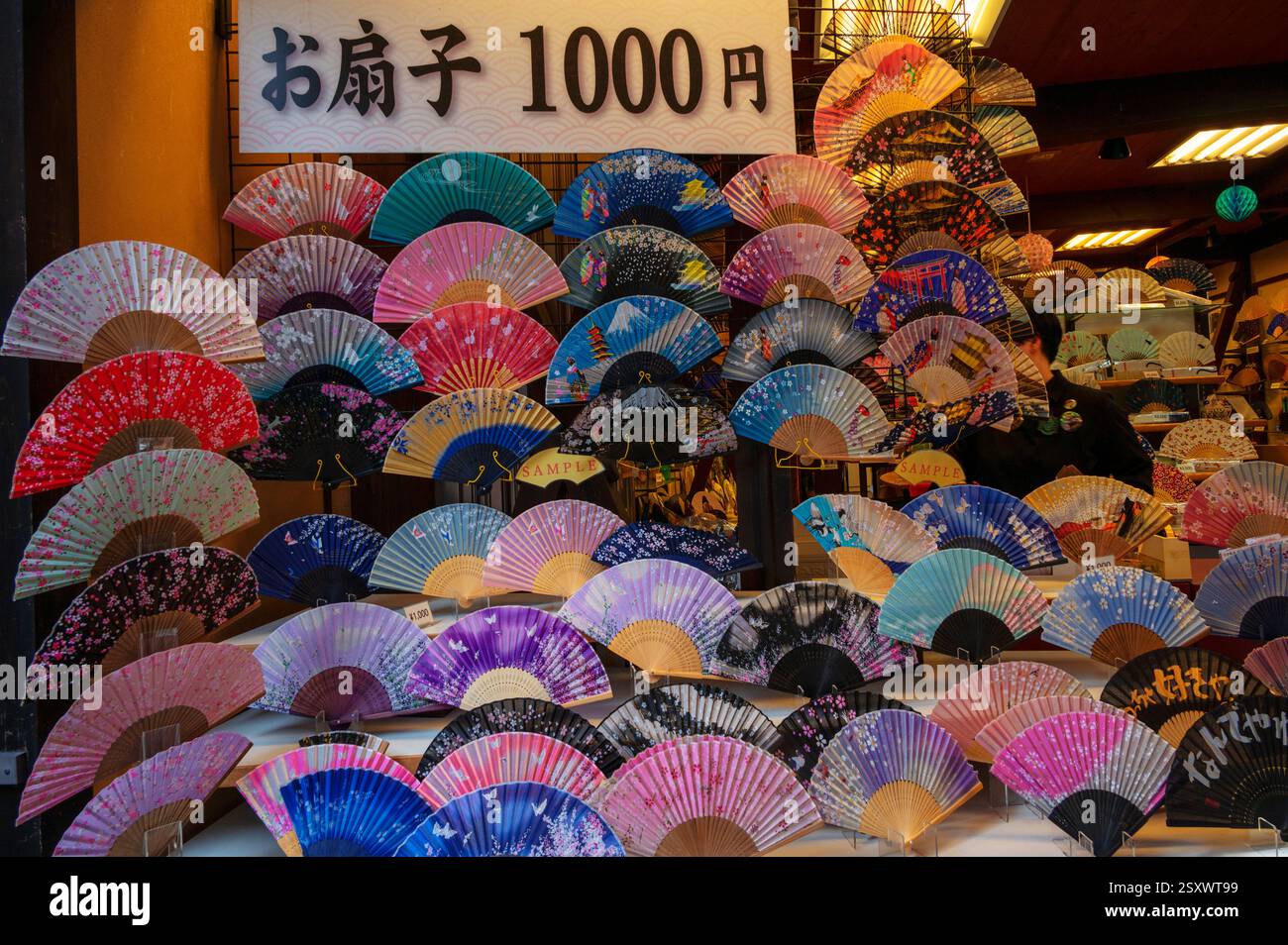 Ventilatori colorati a mano in vendita in un negozio di souvenir all'esterno del Kiyomizu-dera, un tempio buddista situato nella parte orientale di Kyoto, in Giappone. Foto Stock