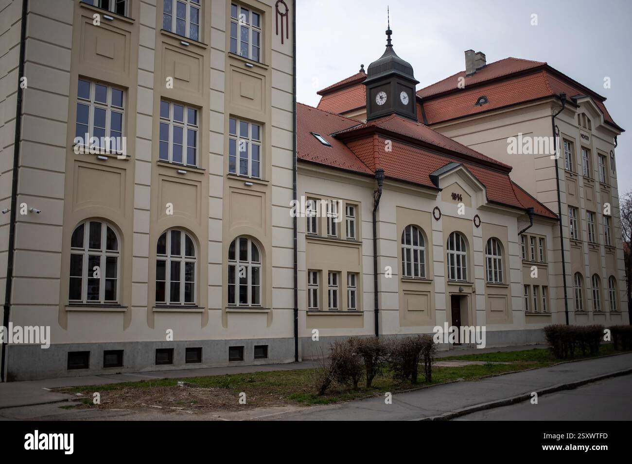 Una veduta della Zemun High School di Belgrado, Serbia Foto Stock