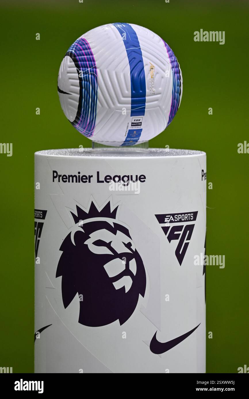 Un pallone ufficiale della Premiere Football League 24-25 si trova su un basamento prima di una partita. Foto Stock