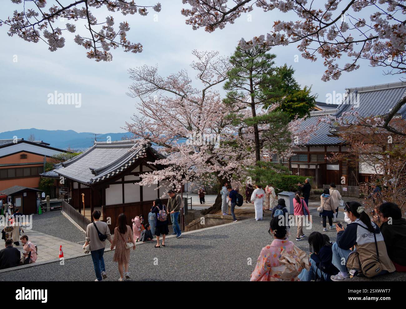 Turisti al complesso del tempio di Kiyomizu-dera, un tempio buddista situato nella parte orientale di Kyoto, in Giappone. Foto Stock
