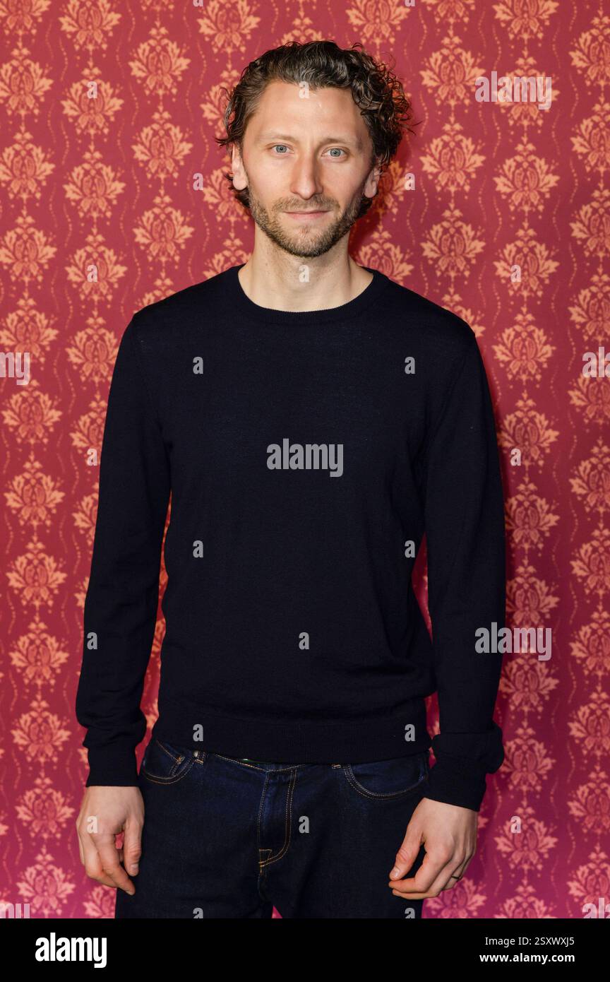 Moritz Heidelbach bei der Premiere der ARD Comery-Serie Ghosts im Cinenova. Köln, 25.02.2025 *** Moritz Heidelbach alla prima della serie ARD Comery Ghosts at Cinenova Cologne, 25 02 2025 foto:XR.xSchmiegeltx/xFuturexImagex ghosts_5287 Foto Stock