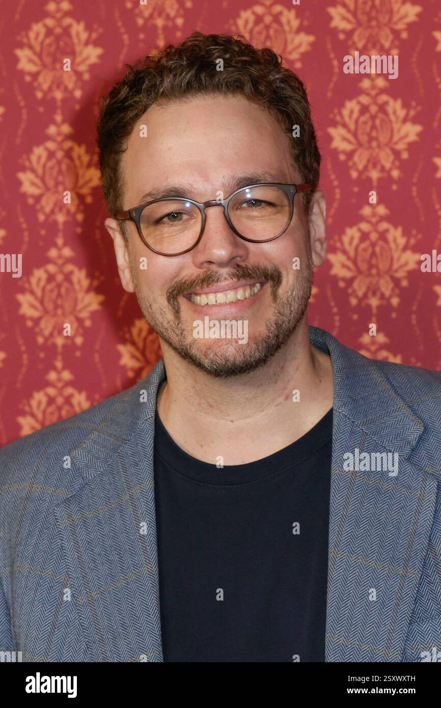 Jan van Weyde bei der Premiere der ARD Comery-serie Ghosts im Cinenova. Köln, 25.02.2025 *** Jan van Weyde alla prima della serie ARD Comery Ghosts at Cinenova Cologne, 25 02 2025 foto:XR.xSchmiegeltx/xFuturexImagex ghosts_5296 Foto Stock