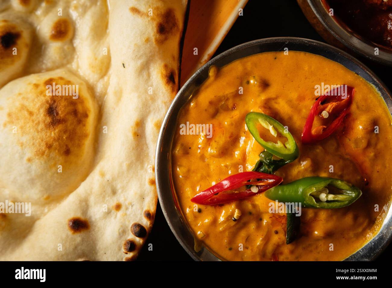 Piatto indiano al curry con pane naan Foto Stock