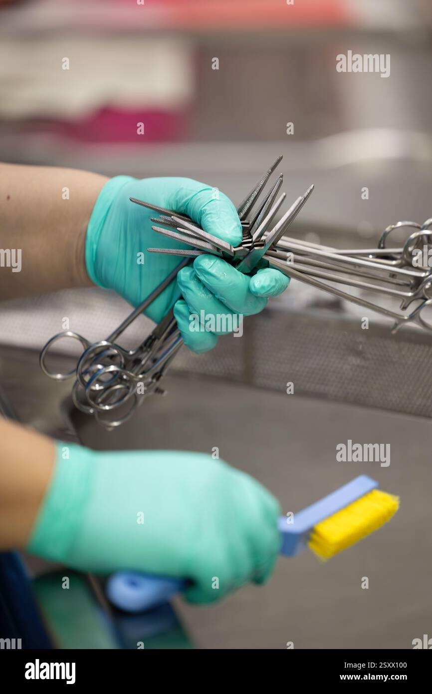 Primo piano del processo di pulizia degli strumenti medici Foto Stock