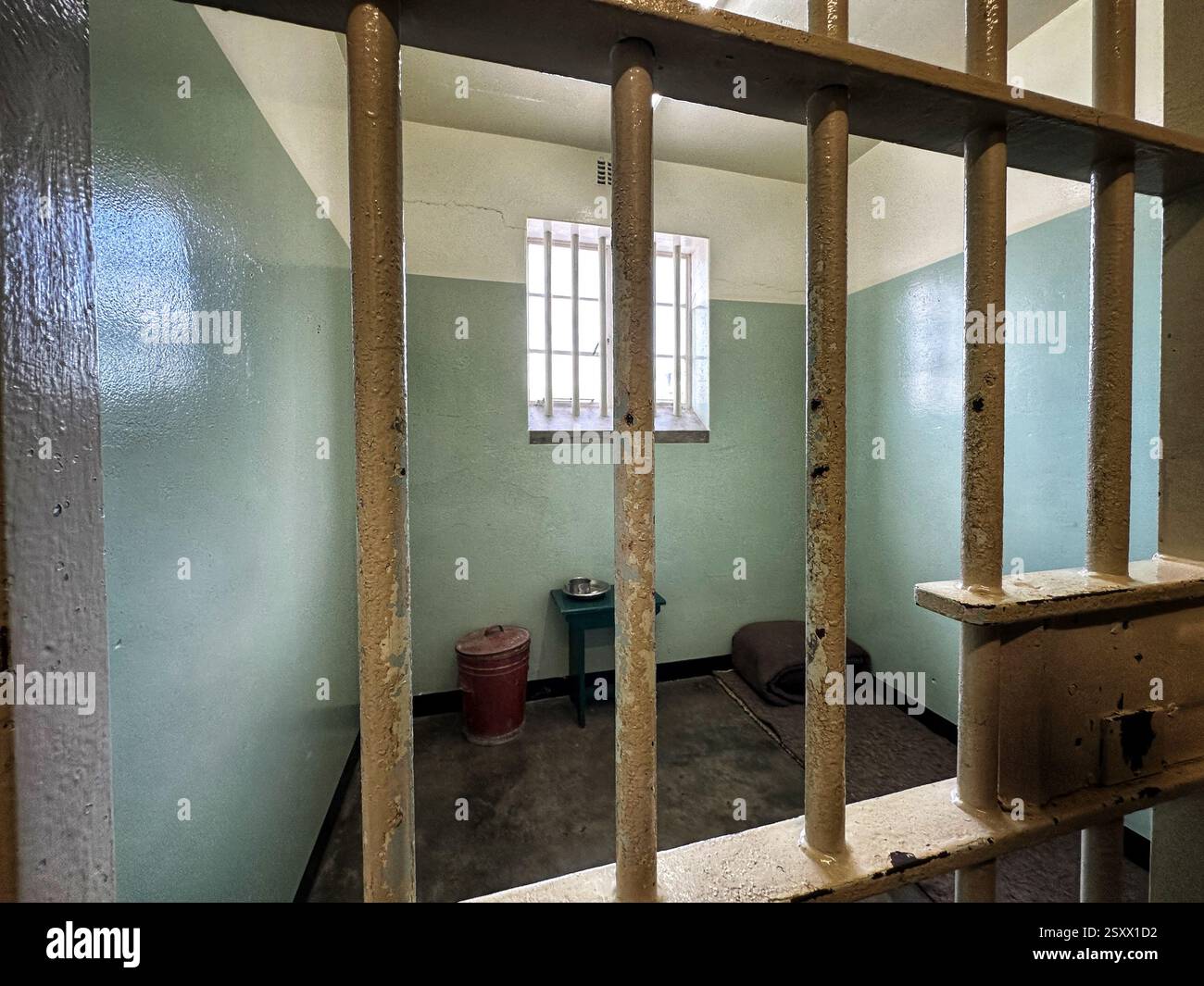 La cella di Nelson Mandela nella prigione di Robben Island Foto Stock La cella di Nelson Mandela nella prigione di Robben Island Foto Stock
