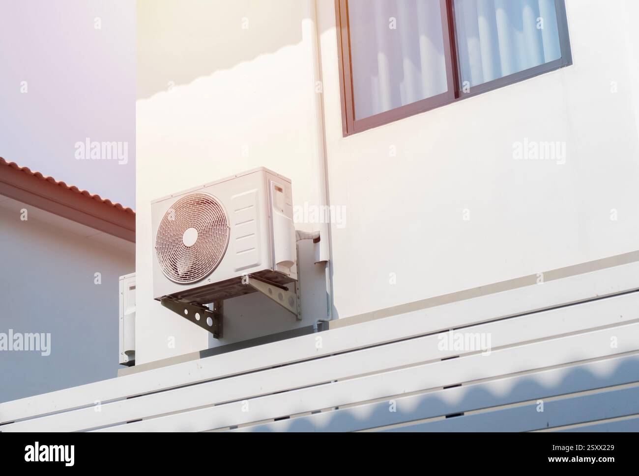 Compressore dell'unità esterna dell'aria condizionata installato all'esterno sulla parete della casa. Pompa di calore - concetto efficiente di fonte di calore. Foto Stock