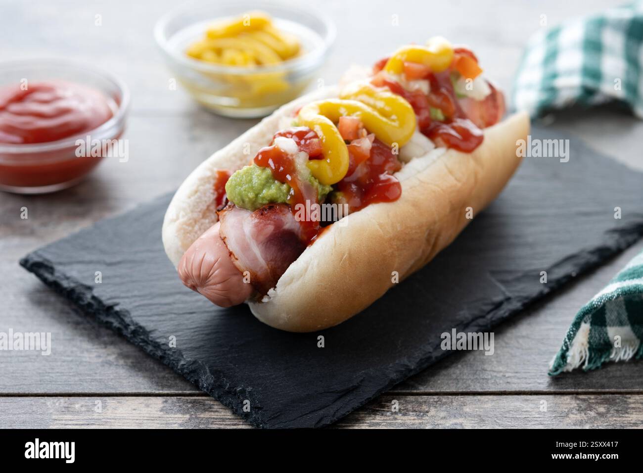 Hot dog di Sonora. Tradizionale hot dog messicano su un tavolo di legno Foto Stock