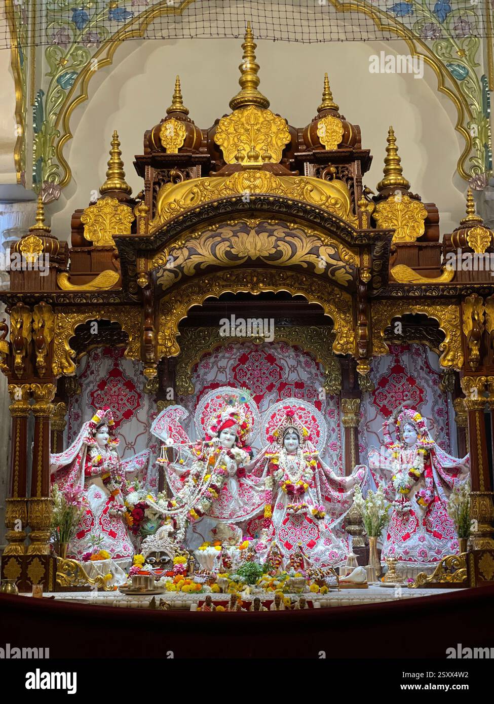 LA BELLISSIMA RADHA KRISHNA AL TEMPIO ISKCON - Immagine stock catturata con smartphone