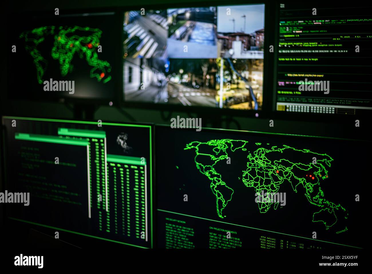 Gli hacker attaccano i server con cyber terrorismo minacciando la mappa del mondo sugli schermi Foto Stock