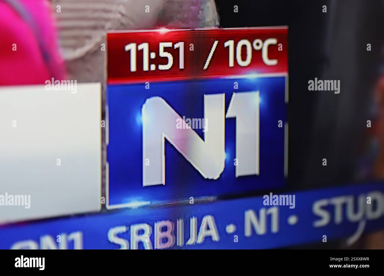 Belgrado, Serbia 26.02.2025 Logo di N1 TV sullo schermo TV Foto Stock
