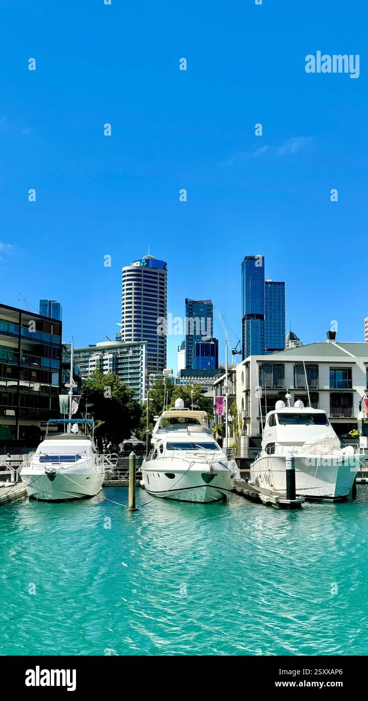 Barche di lusso ormeggiate a Viaduct Basin Auckland, nuova Zelanda. - Immagine stock catturata con smartphone