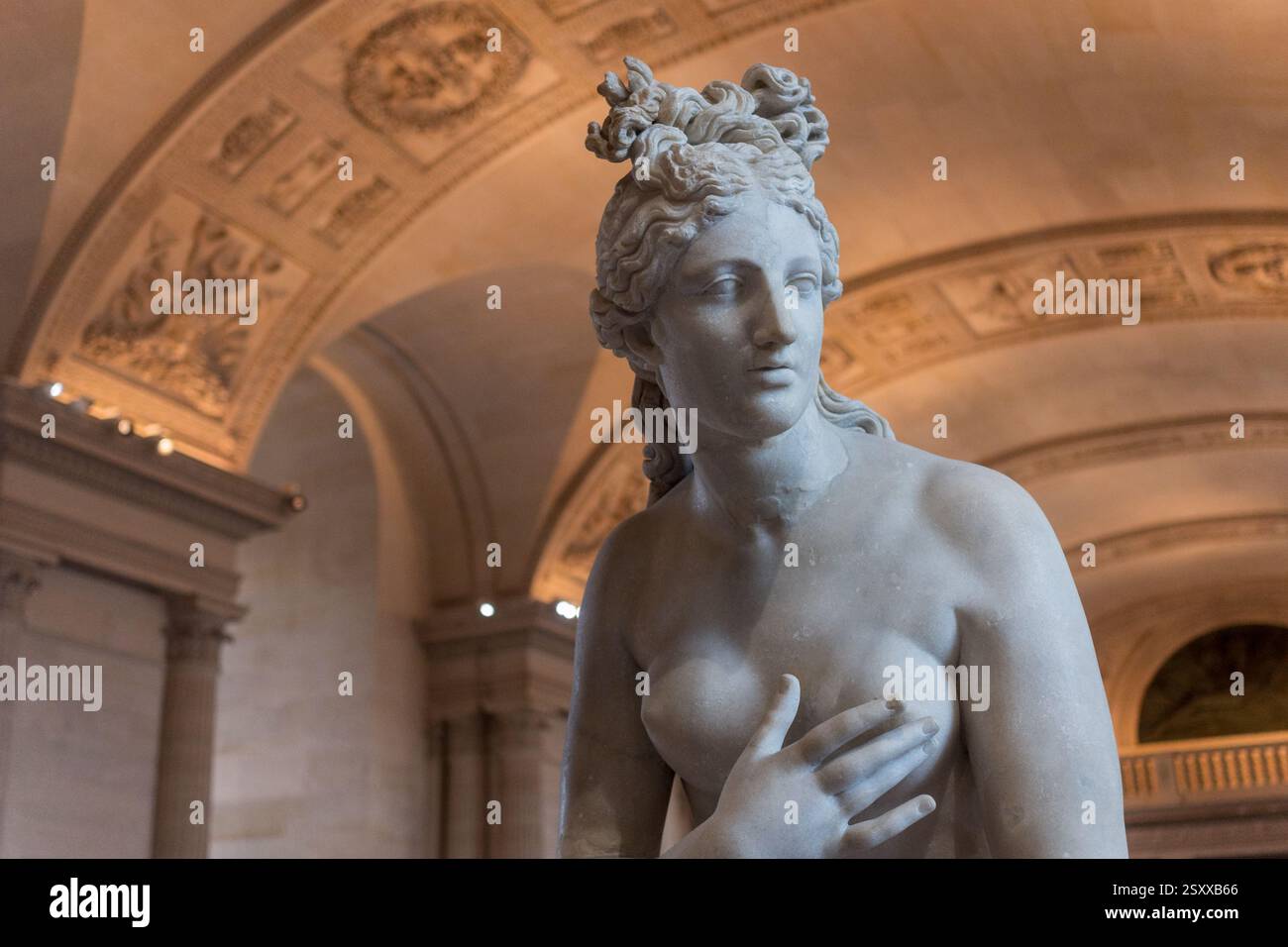 Vénus Capitoline, Afrodite Capitoline, Museo del Louvre - Una statua romana in marmo della dea Venere, ispirata alla tradizione greca Foto Stock
