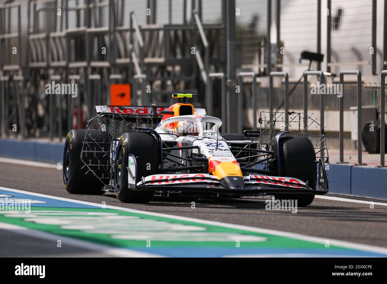BAHREIN, BAHREIN - FEBBRAIO 26: Yuki Tsunoda del Giappone alla guida del (22) Visa Cash App RB Formula One Team RB01 durante il primo giorno dei test di F1 al Bahrain International Circuit il 26 febbraio 2025 in Bahrein, Bahrein. (Foto di Qian Jun/MB Media) Foto Stock