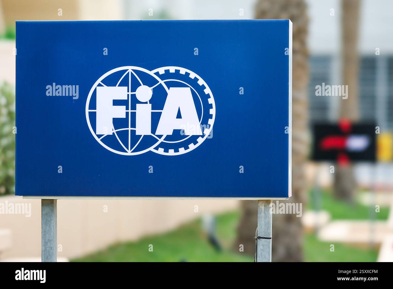 BAHRAIN, BAHRAIN - FEBBRAIO 26: Logo FIA durante il primo giorno dei test di F1 al Bahrain International Circuit il 26 febbraio 2025 in Bahrain, Bahrain. (Foto di Qian Jun/MB Media) Foto Stock
