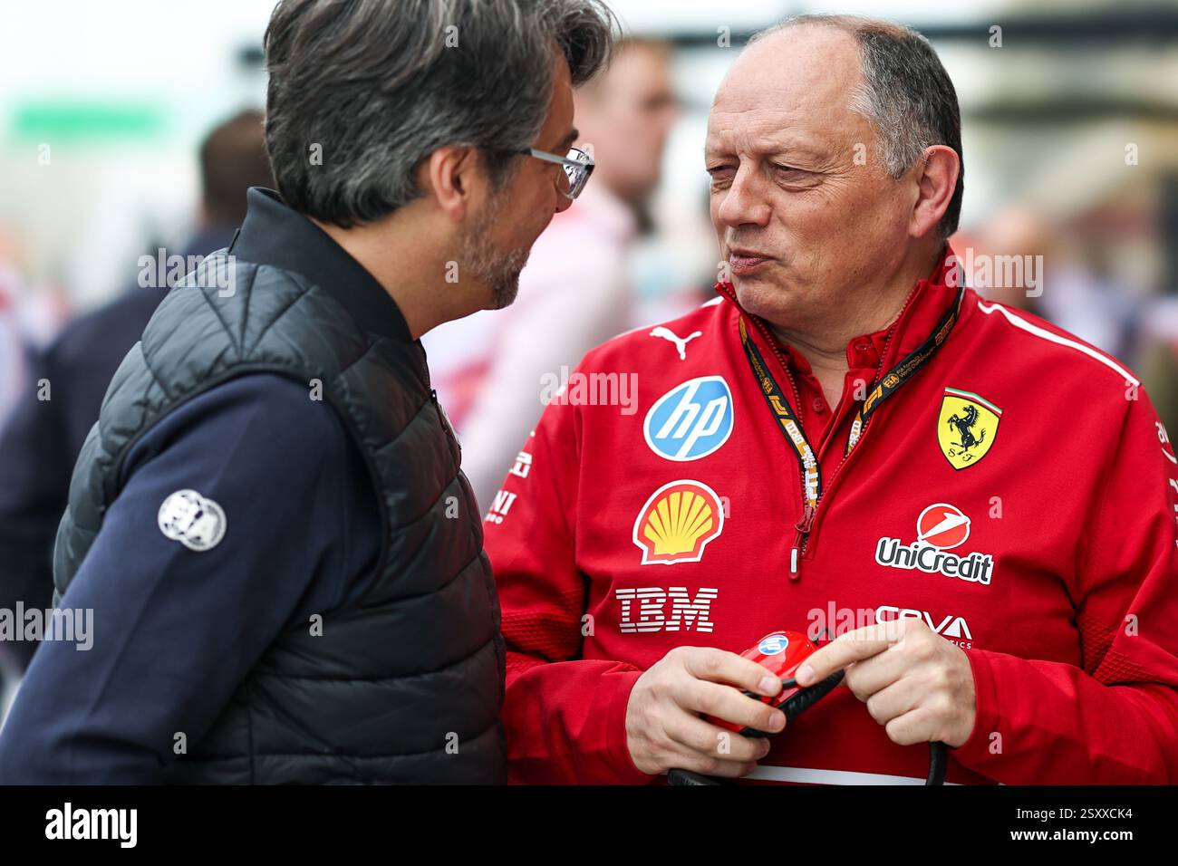 BAHREIN, BAHREIN - FEBBRAIO 26: Frederic Vasseur di Francia e Scuderia Ferrari dialoga con la FIA personale in pit-Lane durante il primo giorno dei test di F1 al Bahrain International Circuit il 26 febbraio 2025 in Bahrain, Bahrein. (Foto di Qian Jun/MB Media) Foto Stock