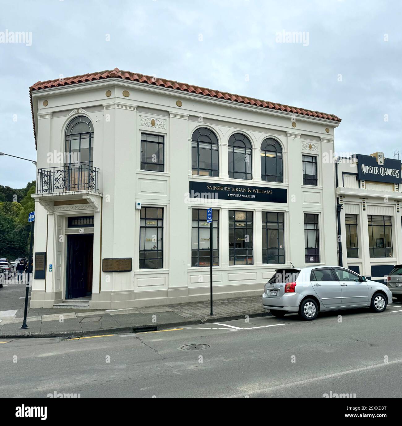 Edificio in stile Art Deco a Napier, nuova Zelanda. - Immagine stock catturata con smartphone