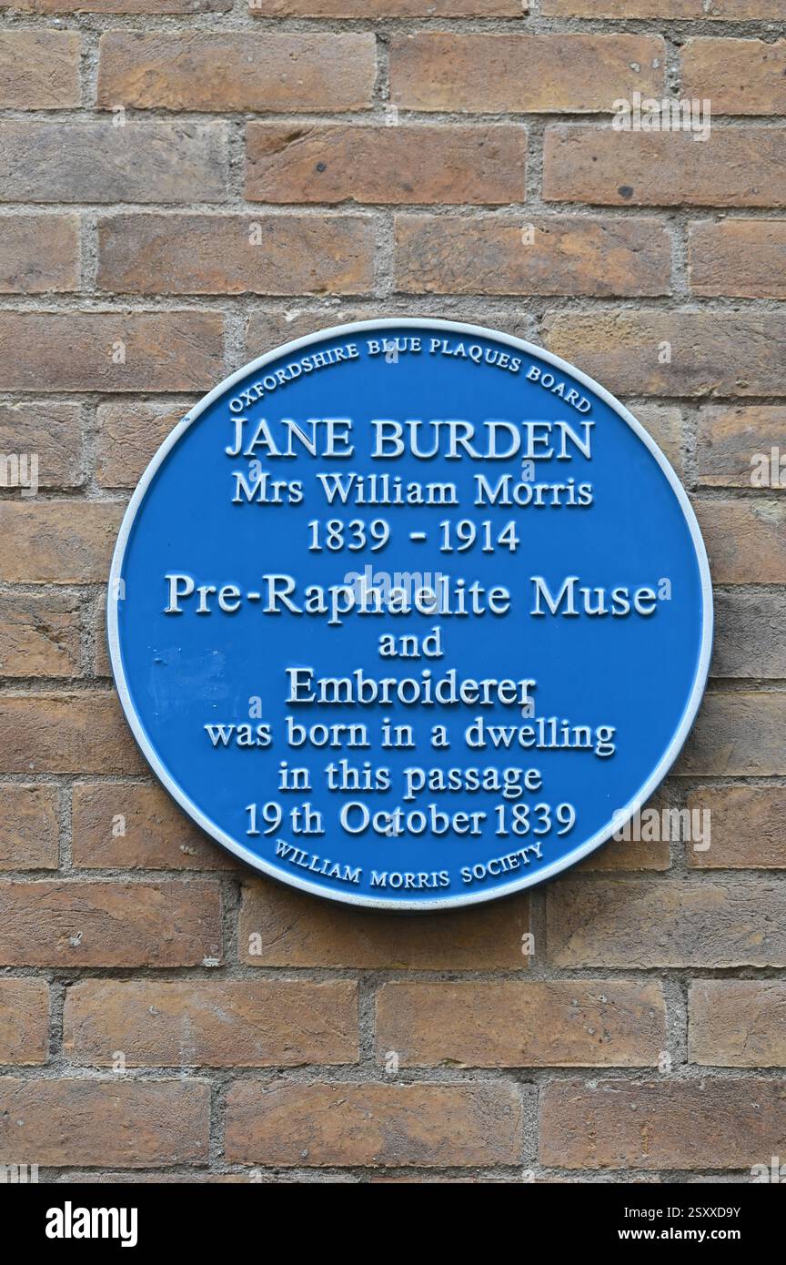Targa blu in onore di Jane Burden, la moglie di William Morris si trova su un muro sul passaggio di Sant'Elena, Oxford Foto Stock