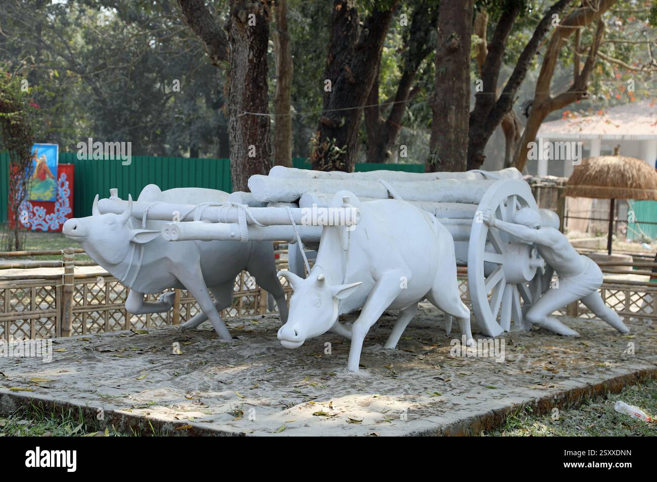 Scultura di un carro di buoi a Sonargaon basata sull'iconico dipinto The Struggle di Shilpacharya Zainul Abedin Foto Stock