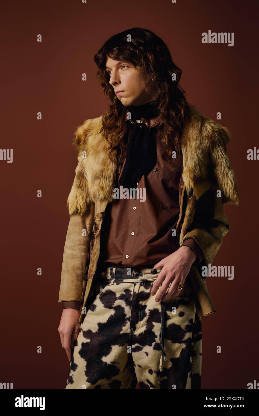 Il giovane uomo è orgoglioso di indossare un outfit esclusivo con motivi e texture sorprendenti. Foto Stock