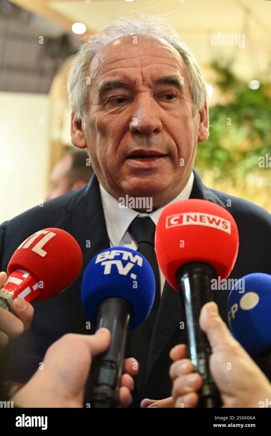 Il primo ministro Francois Bayrou visita per la seconda volta il 2025 Agricultural Show, a porte de Versailles, Parigi, il 26 febbraio 2025. - 26/02/2025 - Francia / Ile-de-France (regione) / Parigi - Julien Mattia / le Pictorium Foto Stock