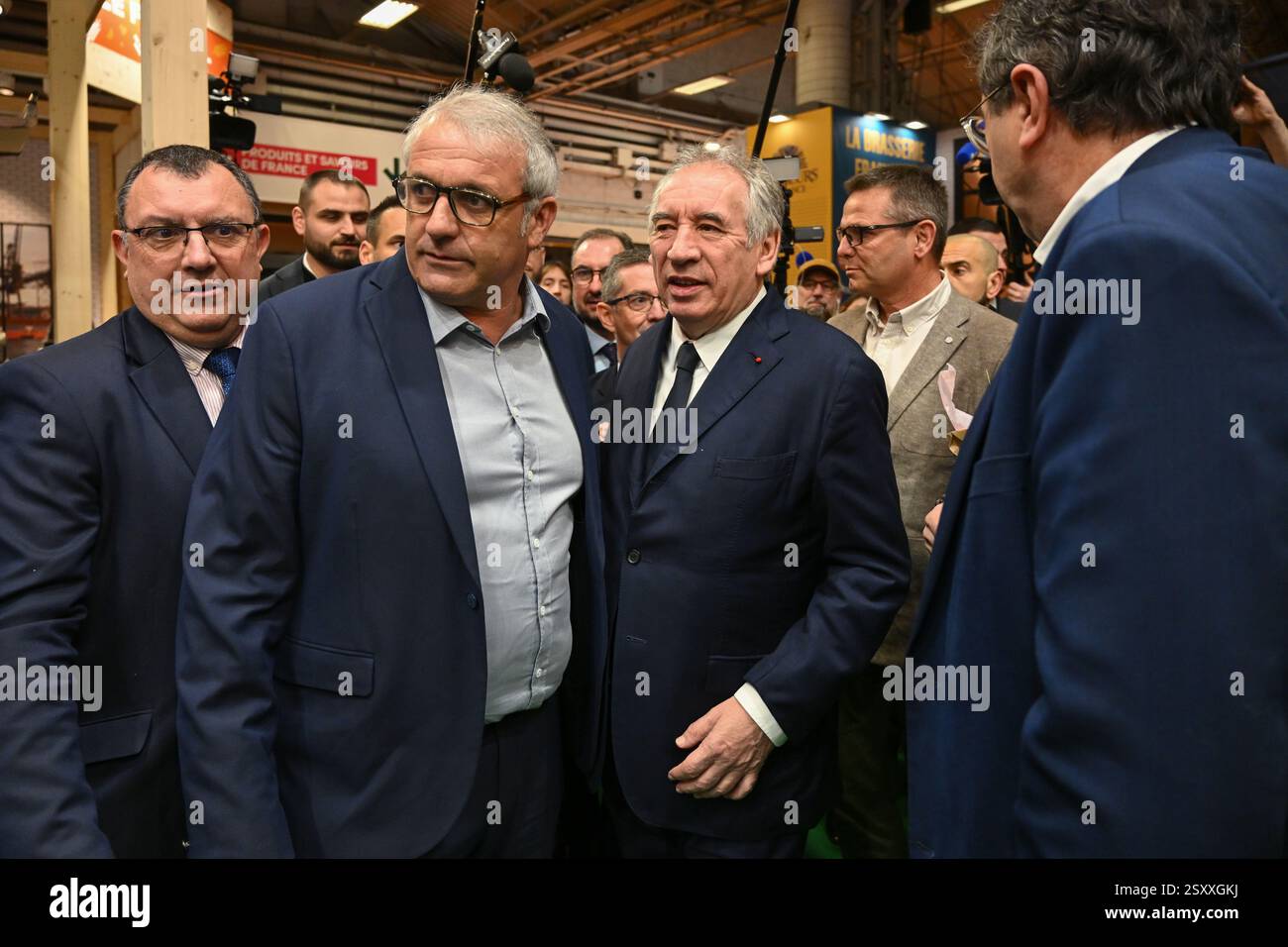 Il primo ministro Francois Bayrou visita per la seconda volta il 2025 Agricultural Show, a porte de Versailles, Parigi, il 26 febbraio 2025. - 26/02/2025 - Francia / Ile-de-France (regione) / Parigi - Julien Mattia / le Pictorium Foto Stock