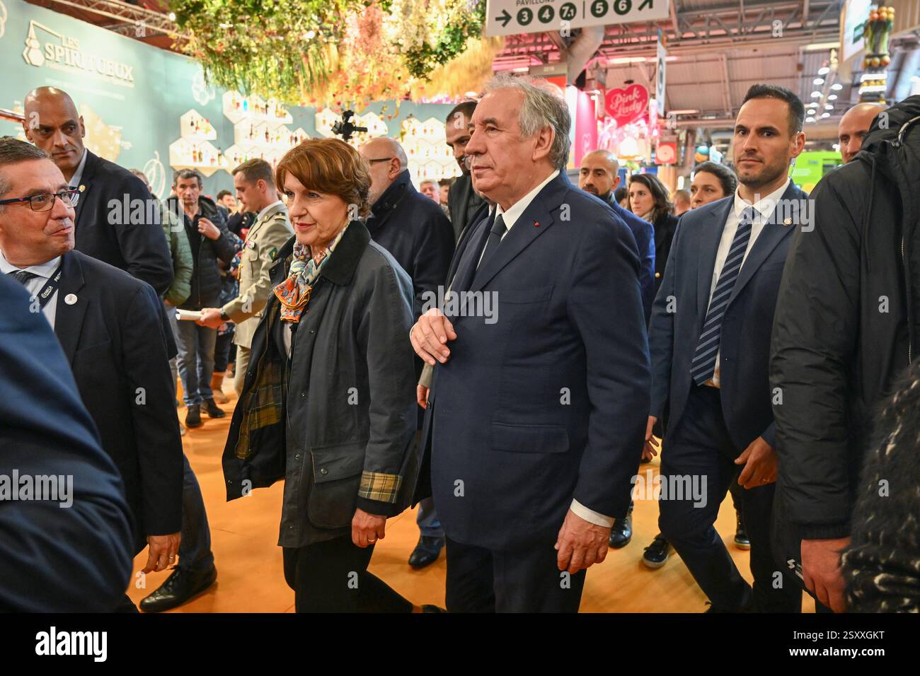 Il primo ministro Francois Bayrou visita per la seconda volta il 2025 Agricultural Show, a porte de Versailles, Parigi, il 26 febbraio 2025. - 26/02/2025 - Francia / Ile-de-France (regione) / Parigi - Julien Mattia / le Pictorium Foto Stock
