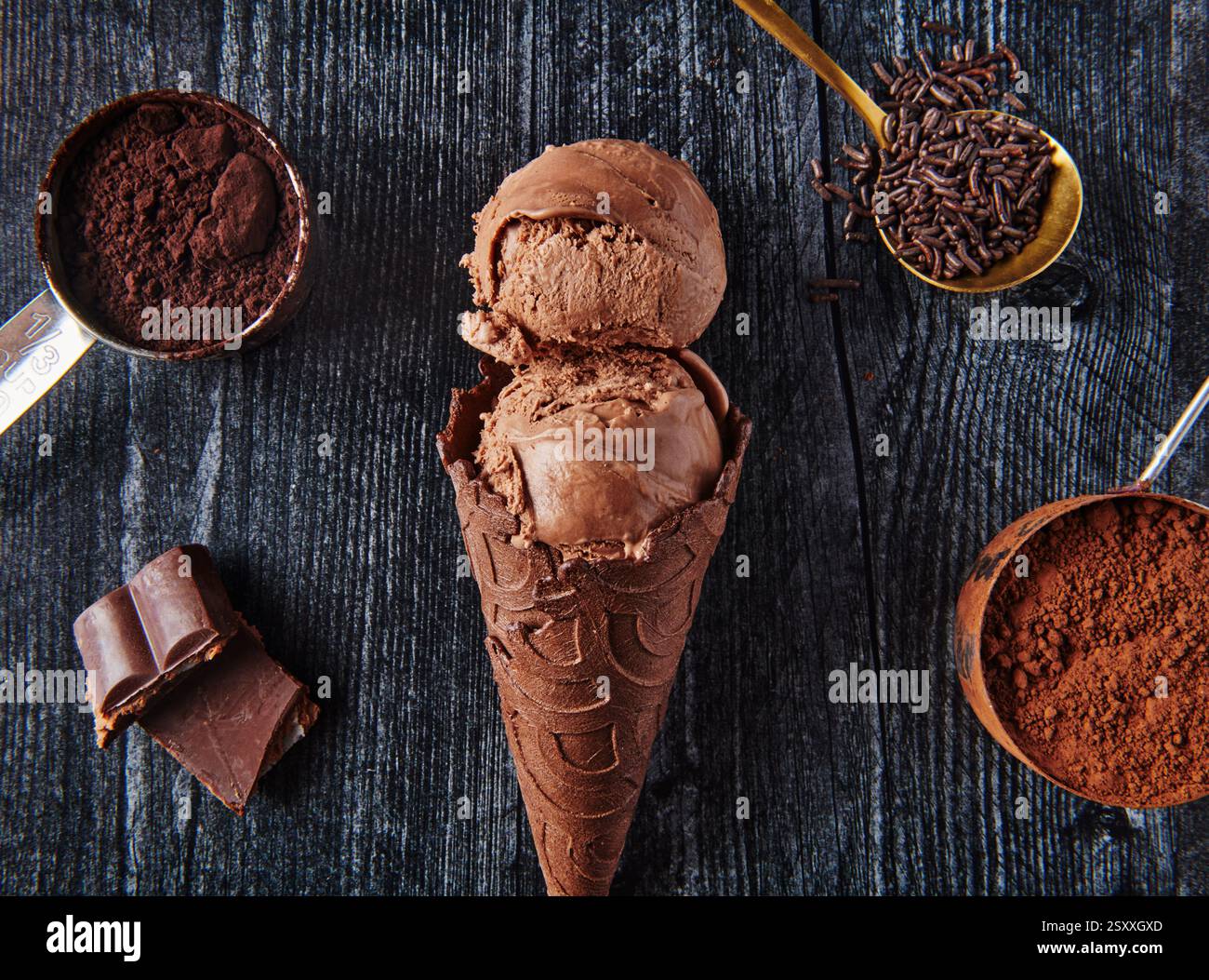 Gelato al cioccolato su un cono di cioccolato con ingredienti al cioccolato Foto Stock